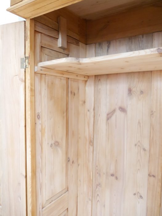 Detailaufnahme der inneren Eckkonstruktion des Hallenschranks. Sichtbar sind die stabile Holzverbindung sowie die hochwertige Verarbeitung des vollständig zerlegbaren Möbelstücks.