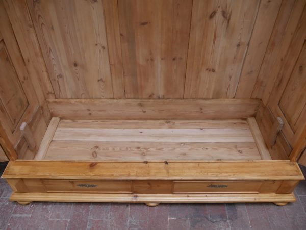 Detailaufnahme des Innenraums mit oberem Ablageboden und der massiven Holzkonstruktion. Der großzügige Stauraum kann auf Wunsch mit zusätzlichen Einlegeböden ausgestattet werden.