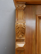 Detailaufnahme des rechten geschnitzten Eckpilasters mit reich ausgearbeiteten Gründerzeit-Verzierungen und sauber gearbeiteten Profilen.
