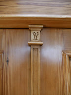 Detail der aufwendig gearbeiteten Schlagleiste zwischen den beiden Türen. Die geschnitzten Gründerzeit-Ornamente und Profile sind besonders gut erkennbar.