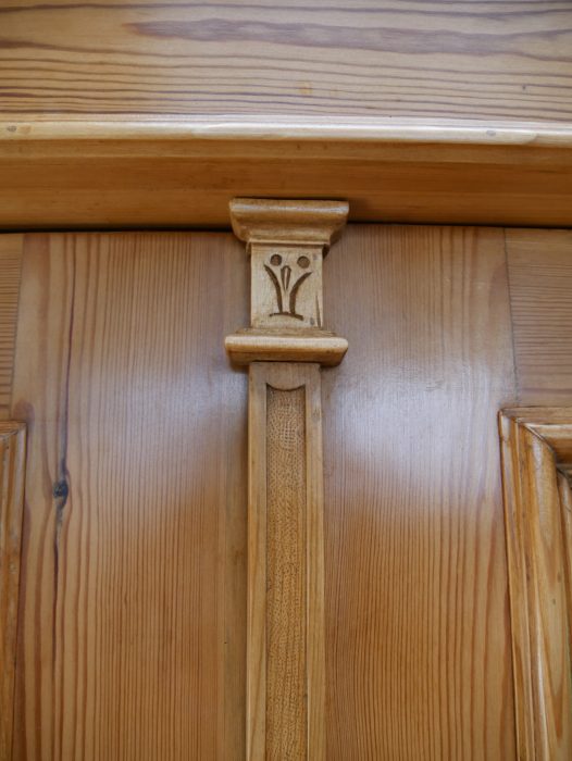 Detail der aufwendig gearbeiteten Schlagleiste zwischen den beiden Türen. Die geschnitzten Gründerzeit-Ornamente und Profile sind besonders gut erkennbar.