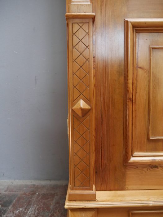 Detail der Seitenwand mit den beiden charakteristischen Seitenfüllungen pro Schrankseite. Die Aufnahme zeigt die massive Rahmenkonstruktion und die hochwertige Oberflächenbearbeitung.