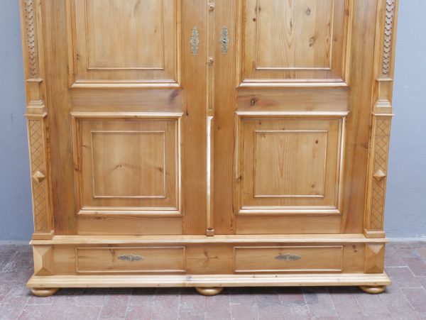 Detailaufnahme des unteren Türbereiches mit den doppelt gefüllten Türblättern und der massiven Schlagleiste. Die sorgfältige handwerkliche Verarbeitung und die gewachste Oberfläche kommen besonders gut zur Geltung.