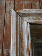 Detailaufnahme einer Eckverbindung der massiven Türzarge. Die traditionelle handwerkliche Verarbeitung und die stabile Konstruktion der historischen Tueranlage sind gut sichtbar.