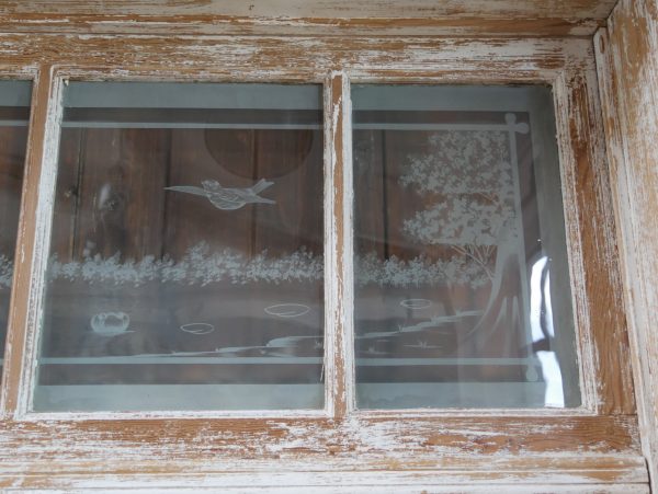 Detailansicht des mehrteiligen Oberlichtfensters mit originalen Holzsprossen und satinierten Glasscheiben. Das Oberlicht sorgt für zusätzlichen natürlichen Lichteinfall.