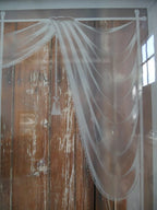 Detailaufnahme einer weiteren satinierten Glasscheibe mit dekorativer Oberflächenstruktur. Das historische Glas verleiht der Jugendstil-Tueranlage ihren unverwechselbaren Charakter.