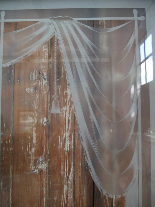 Detailaufnahme einer weiteren satinierten Glasscheibe mit dekorativer Oberflächenstruktur. Das historische Glas verleiht der Jugendstil-Tueranlage ihren unverwechselbaren Charakter.