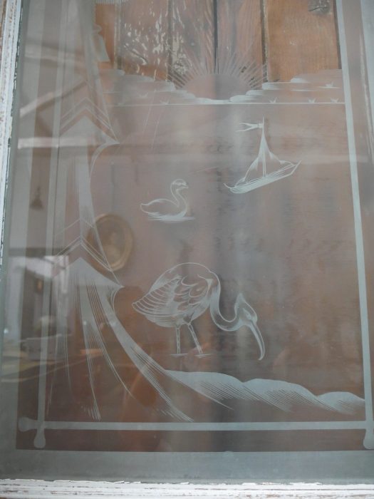 Detailaufnahme einer original satinierten Glasscheibe der historischen Tueranlage. Das eingearbeitete Jugendstilmotiv ist trotz der satinierten Oberfläche gut erkennbar und unterstreicht den authentischen Charakter der Türanlage um 1900.
