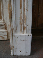 Detailansicht des unteren Bereichs der Türzarge mit originalem Holzprofil und authentischer Patina. Das historische Bauelement zeigt die solide Ausführung um 1900.