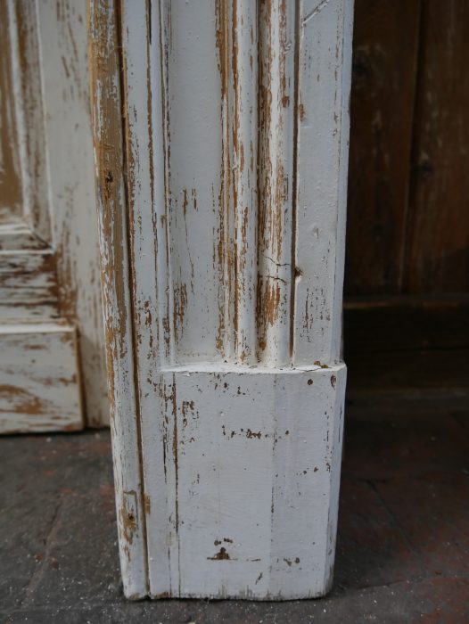 Detailansicht des unteren Bereichs der Türzarge mit originalem Holzprofil und authentischer Patina. Das historische Bauelement zeigt die solide Ausführung um 1900.