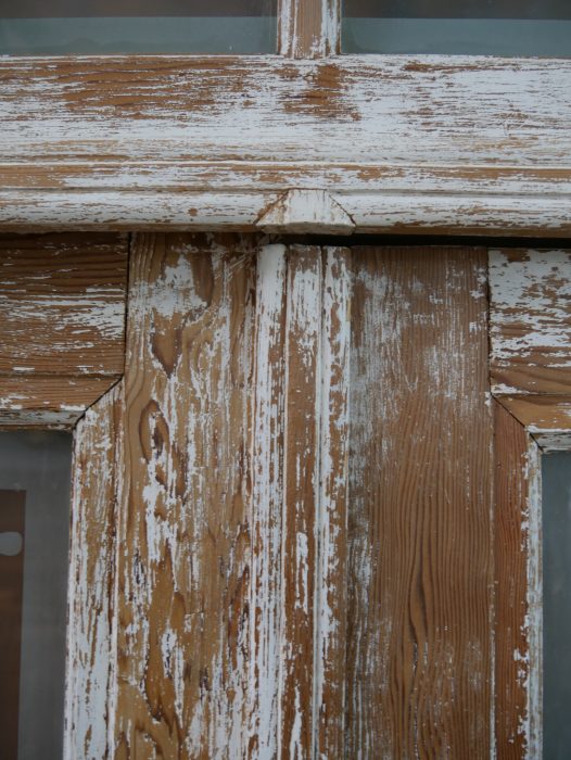 Detailaufnahme der profilierten originalen Türzarge der historischen Tueranlage. Die handwerklich gearbeiteten Rahmenprofile stammen aus der Zeit um 1900.