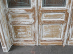 Detailaufnahme des unteren Türbereichs der historischen Tueranlage. Gut sichtbar sind die originalen Holzfüllungen, die gealterte Oberfläche und die authentische Patina des Jugendstil-Holzes.