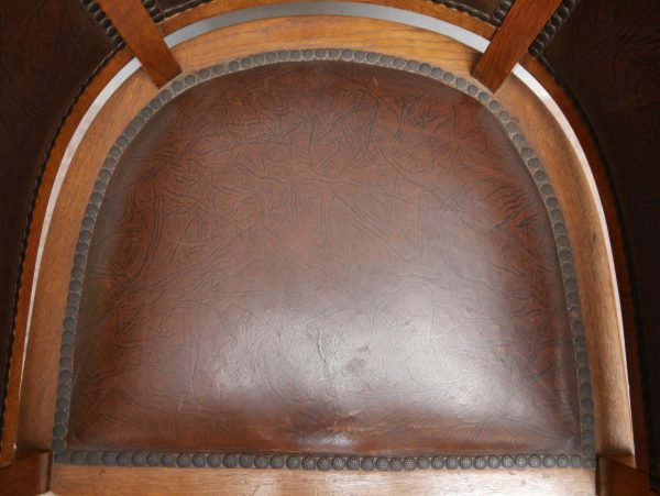 Detailaufnahme der originalen Ledersitzfläche mit schöner Gebrauchspatina. Das kräftige Leder unterstreicht den hochwertigen Originalzustand der Jugendstil Armlehnsessel.