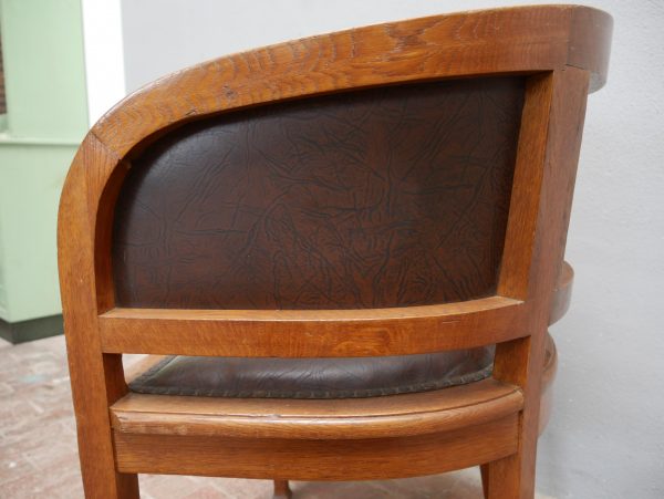 Detailaufnahme der Rückseite eines Armlehnsessels mit elegant gebogener Rückenlehne und originalem Lederbezug. Die harmonische Linienführung des Jugendstils wird besonders hervorgehoben.