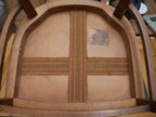 Detailaufnahme der Unterseite der Sitzfläche des historischen Jugendstil-Armlehnstuhls. Sichtbar sind die rückseitige Konstruktion der lederbezogenen Sitzfläche, die Holzrahmung und die handwerkliche Verarbeitung des antiken Stuhls. Die Aufnahme dokumentiert die originale Bauweise und den Erhaltungszustand des um 1905 gefertigten Möbelstücks.