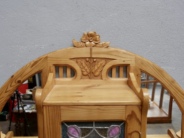 Detailaufnahme der reich geschnitzten Bekrönung des Aufsatzes. Das kunstvoll gearbeitete Zierelement bildet den eindrucksvollen oberen Abschluss des Jugendstil-Vertikos.