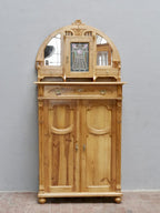 Frontansicht des originalen Jugendstil-Aufsatzvertikos mit geschlossenen Türen. Gut erkennbar sind der reich verzierte Aufsatz, das originale Bleiglasfenster, die Spiegel sowie die harmonische Gestaltung des hochwertigen Weichholzmöbels.