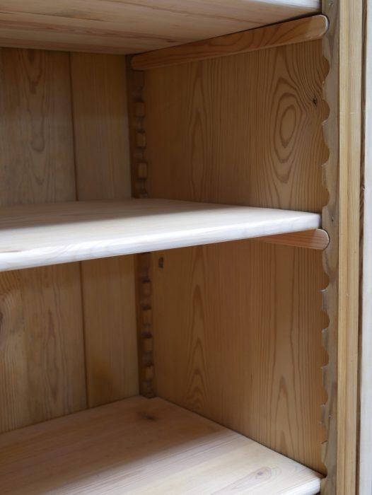 Nahaufnahme eines Innenfaches mit höhenverstellbarem Einlegeboden. Die sauber restaurierte Innenausstattung unterstreicht die hohe Qualität des historischen Möbelstücks.