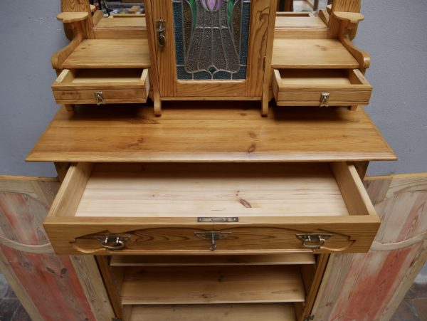 Detailaufnahme der kleinen Schubkästen im Aufsatz unterhalb des originalen Bleiglasfensters. Die feine Ausarbeitung und die ungewöhnliche Gestaltung machen diesen Aufsatz besonders selten.