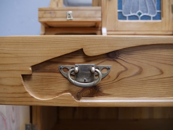 Detailaufnahme eines geöffneten kleinen Schubkastens im Aufsatz. Sichtbar sind die originale Innenausführung sowie der hochwertige Originalbeschlag des seltenen Jugendstilmöbels.