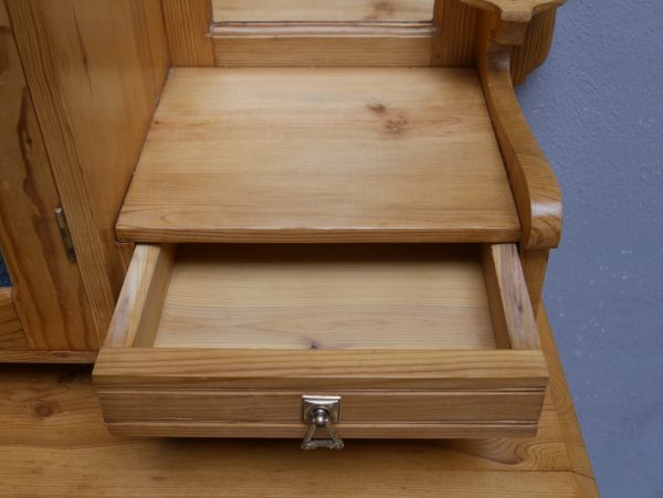 Geöffneter Schubkasten im unteren Bereich des Vertikos. Die Aufnahme zeigt den massiven Schubkasten und die sorgfältige handwerkliche Ausführung des restaurierten Originalmöbels.