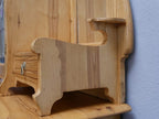 Detailaufnahme der seitlichen Konsolenform und der geschwungenen Holzgestaltung des Aufsatzes. Die fein gearbeiteten Formen sind typisch für den hochwertigen Jugendstil.