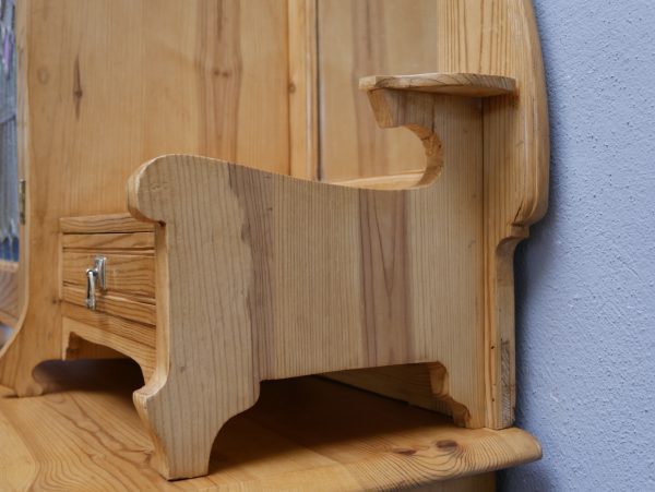 Detailaufnahme der seitlichen Konsolenform und der geschwungenen Holzgestaltung des Aufsatzes. Die fein gearbeiteten Formen sind typisch für den hochwertigen Jugendstil.