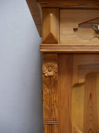 Detailaufnahme der seitlichen Jugendstil-Schnitzerei am Aufsatz. Die fein ausgearbeiteten floralen Ornamente verdeutlichen den außergewöhnlich hohen handwerklichen Aufwand dieses Einzelstücks.