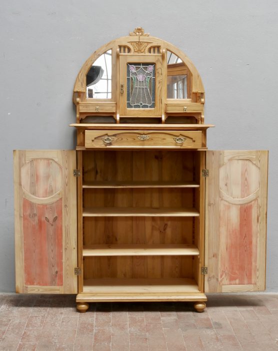 Jugendstil-Aufsatzvertiko mit vollständig geöffneten Türen. Sichtbar sind der geräumige Innenraum mit drei höhenverstellbaren Einlegeböden sowie die hochwertige handwerkliche Verarbeitung des restaurierten Originalmöbels.