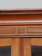 Detailaufnahme des dekorativen Frieses unterhalb der Kranzleiste. Die schlichte geometrische Gestaltung ist typisch für den Jugendstil um 1910 und unterstreicht die hochwertige Verarbeitung.