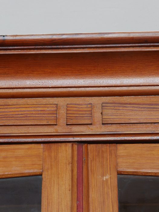 Detailaufnahme des dekorativen Frieses unterhalb der Kranzleiste. Die schlichte geometrische Gestaltung ist typisch für den Jugendstil um 1910 und unterstreicht die hochwertige Verarbeitung.