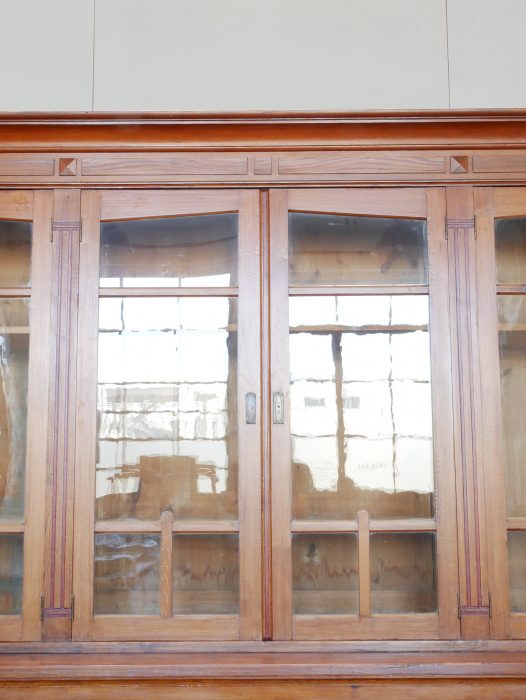 Detailaufnahme der originalen verglasten Türen des Jugendstil-Bibliotheks- und Vitrinenschranks. Das historische Originalglas sorgt für einen authentischen Charakter und eine elegante Präsentation des Innenraums.
