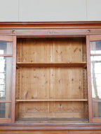 Geöffneter Innenraum des Bibliotheksschranks mit höhenverstellbaren Einlegeböden. Die Aufnahme zeigt den großzügigen Stauraum sowie die Zahnleisten zur flexiblen Verstellung der Fachböden.