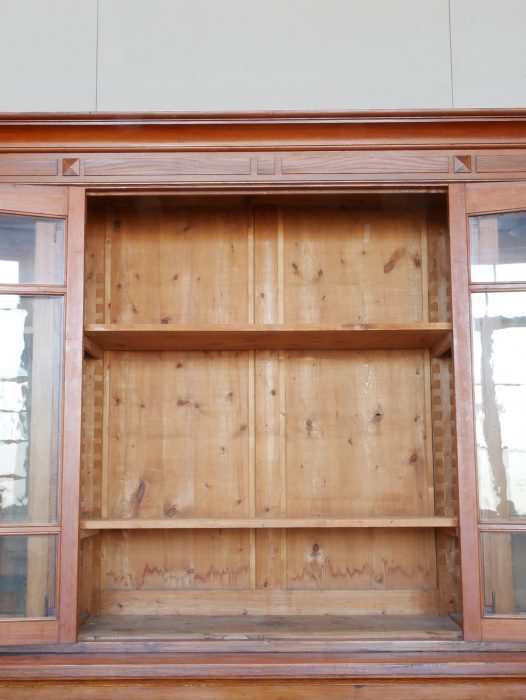 Geöffneter Innenraum des Bibliotheksschranks mit höhenverstellbaren Einlegeböden. Die Aufnahme zeigt den großzügigen Stauraum sowie die Zahnleisten zur flexiblen Verstellung der Fachböden.