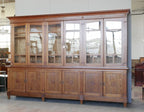 Frontalansicht des originalen Jugendstil-Bibliotheks- und Vitrinenschranks. Die großzügige Glasfront, die harmonische Aufteilung sowie der zweiteilige Aufbau aus Oberteil und Unterschrank kommen besonders gut zur Geltung.
