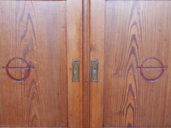 Detailaufnahme der originalen Ringgriffe und Beschläge des Jugendstil-Bibliotheksschranks. Die historischen Metallbeschläge sind vollständig erhalten und unterstreichen den authentischen Originalzustand des außergewöhnlichen Bibliotheks- und Vitrinenschranks.