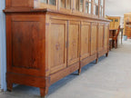 Rechte Seitenansicht der originalen Jugendstil-Bibliothek. Sichtbar sind die langen Seitenfüllungen, die massive Konstruktion sowie die elegante Linienführung des historischen Vitrinenschranks.