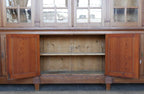Geöffneter Unterschrank der originalen Jugendstil-Bibliothek. Die Aufnahme zeigt den geräumigen Innenraum und die praktische Aufteilung des unteren Stauraumbereichs.
