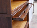 Detail des ausziehbaren Elementeinsatzes des Bookcase-Bücherschranks. Die Aufnahme zeigt die präzise gearbeitete Konstruktion und die funktionale Ausführung des historischen Systemmöbels aus Eiche.
