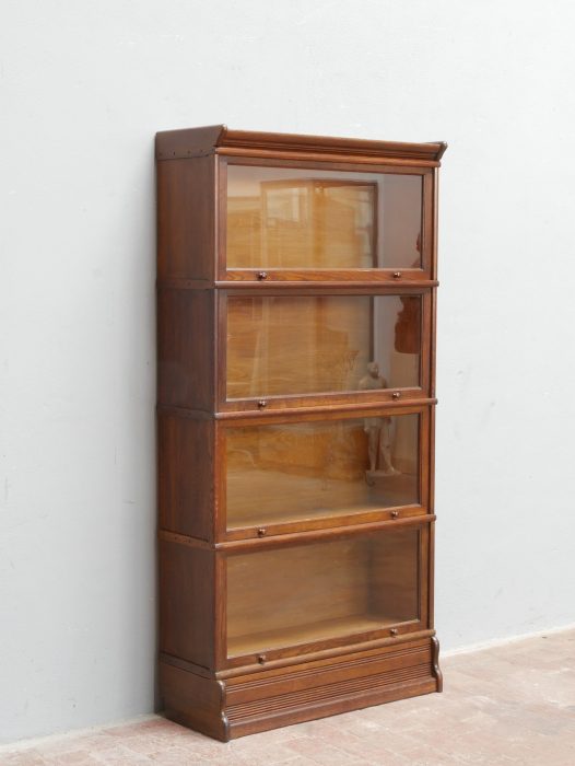 Linke Seitenansicht des modularen Jugendstil-Bookcase-Bücherschranks aus Eiche. Die Aufnahme zeigt die harmonischen Proportionen, den massiven Aufbau sowie die hochwertige Verarbeitung des originalen Bibliotheksschranks um 1910.
