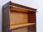 Detailaufnahme des oberen Abschlusses des modularen Jugendstil-Bücherschranks. Sichtbar sind die originale Kranzleiste, die geölte Eichenoberfläche sowie die hochwertige handwerkliche Verarbeitung des historischen Möbelstücks.
