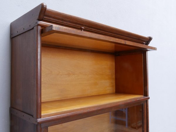 Detailaufnahme des oberen Abschlusses des modularen Jugendstil-Bücherschranks. Sichtbar sind die originale Kranzleiste, die geölte Eichenoberfläche sowie die hochwertige handwerkliche Verarbeitung des historischen Möbelstücks.