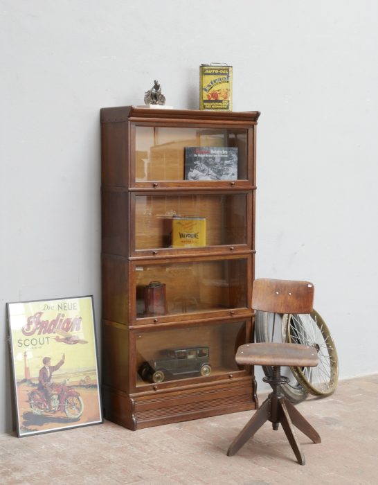Hauptansicht eines originalen modularen Bookcase-Bücherschranks im Jugendstil um 1910 aus Eiche. Der vermutlich von Soennecken oder Globe Wernicke gefertigte Bibliotheksschrank besteht aus sechs stapelbaren Modulen inklusive Sockel und Oberteil. Die Oberfläche wurde fachmännisch geölt, das Originalglas ist erhalten und verleiht dem unrestaurierten Möbel seinen authentischen Charakter.
