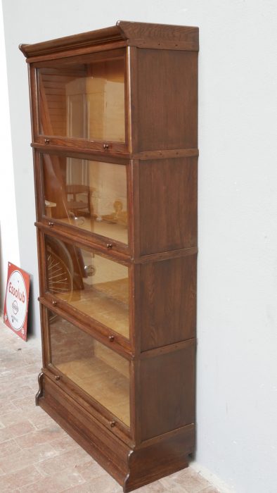 Seitenansicht des originalen modularen Jugendstil-Bookcase-Bücherschranks. Die Aufnahme zeigt die Tiefe des Möbels, den massiven Aufbau der stapelbaren Module und die hochwertige Verarbeitung aus geölter Eiche.