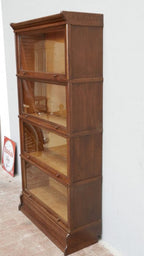 Seitenansicht des originalen modularen Jugendstil-Bookcase-Bücherschranks. Die Aufnahme zeigt die Tiefe des Möbels, den massiven Aufbau der stapelbaren Module und die hochwertige Verarbeitung aus geölter Eiche.