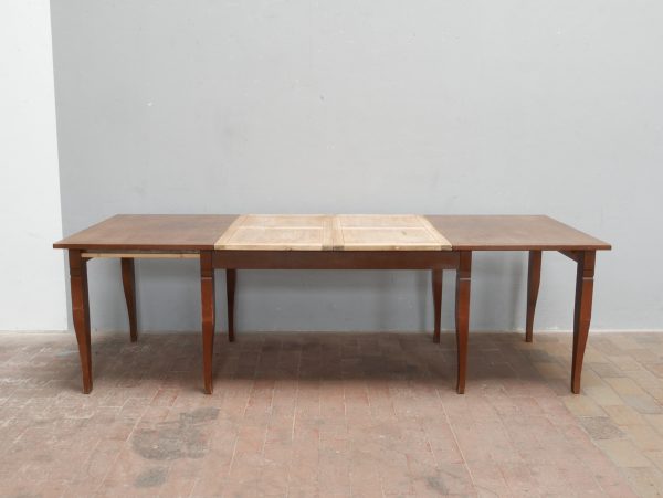 Der originale Jugendstil-Kulissentisch leicht ausgezogen. Die Aufnahme zeigt die erste Vergrößerungsstufe des Esstisches und verdeutlicht die elegante Kulissenkonstruktion bei unveränderter Stabilität.