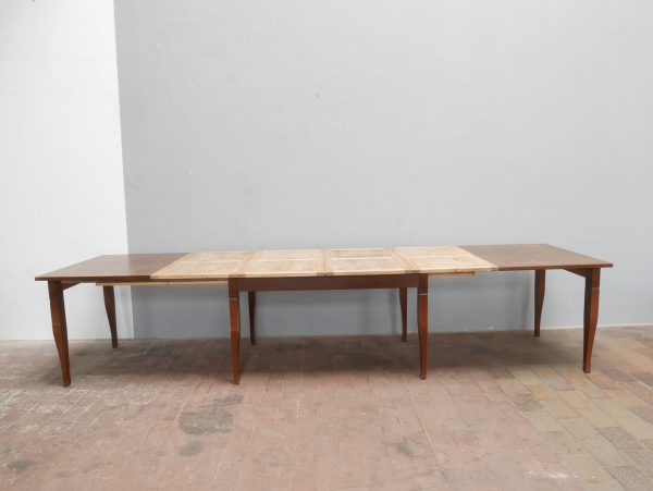 Draufsicht auf den ausgezogenen Kulissentisch mit den beiden nachgefertigten Einlegeplatten. Die Aufnahme zeigt deutlich die unterschiedlichen Holzfarbtöne zwischen Originalplatte und später ergänzten Verlängerungsplatten.