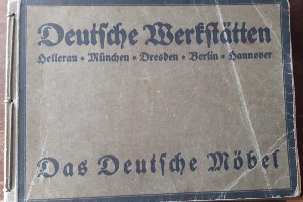 Historische Abbildung aus einem Katalog der Deutschen Werkstätten Hellerau. Das Dokument dient als zeitgenössischer Nachweis für Möbelentwürfe aus der Werkstatt Richard Riemerschmids und unterstreicht die historische Einordnung des angebotenen Esstisches.