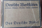 Historische Abbildung aus einem Katalog der Deutschen Werkstätten Hellerau. Das Dokument dient als zeitgenössischer Nachweis für Möbelentwürfe aus der Werkstatt Richard Riemerschmids und unterstreicht die historische Einordnung des angebotenen Esstisches.