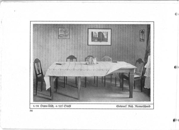 Historische Katalogabbildung des originalen Richard-Riemerschmid-Kulissentisches. Die zeitgenössische Darstellung dokumentiert das Möbel in seiner ursprünglichen Verwendung und belegt die Authentizität dieses außergewöhnlichen Jugendstil-Entwurfs.